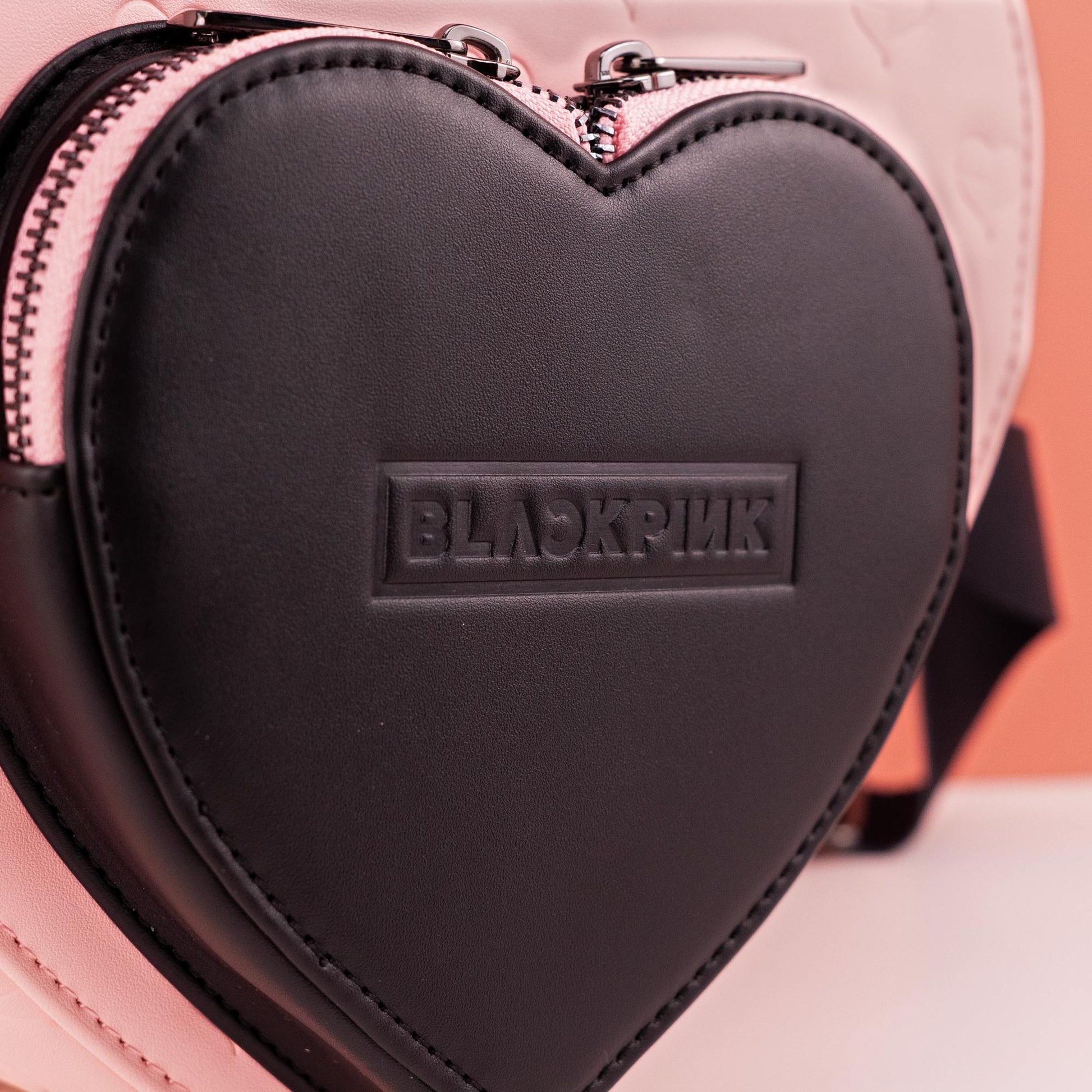 [OUTLET] Loungefly x BLACKPINK Heart Crossbody Bag - GeekCore